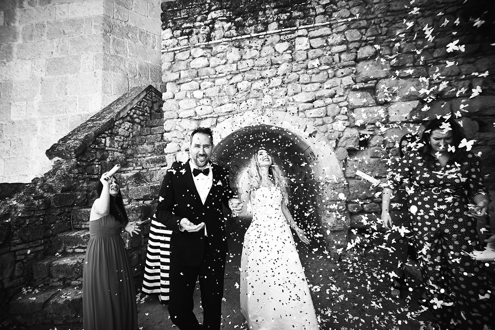 Los novios salen de la ceremonia bajo una lluvia de confeti
