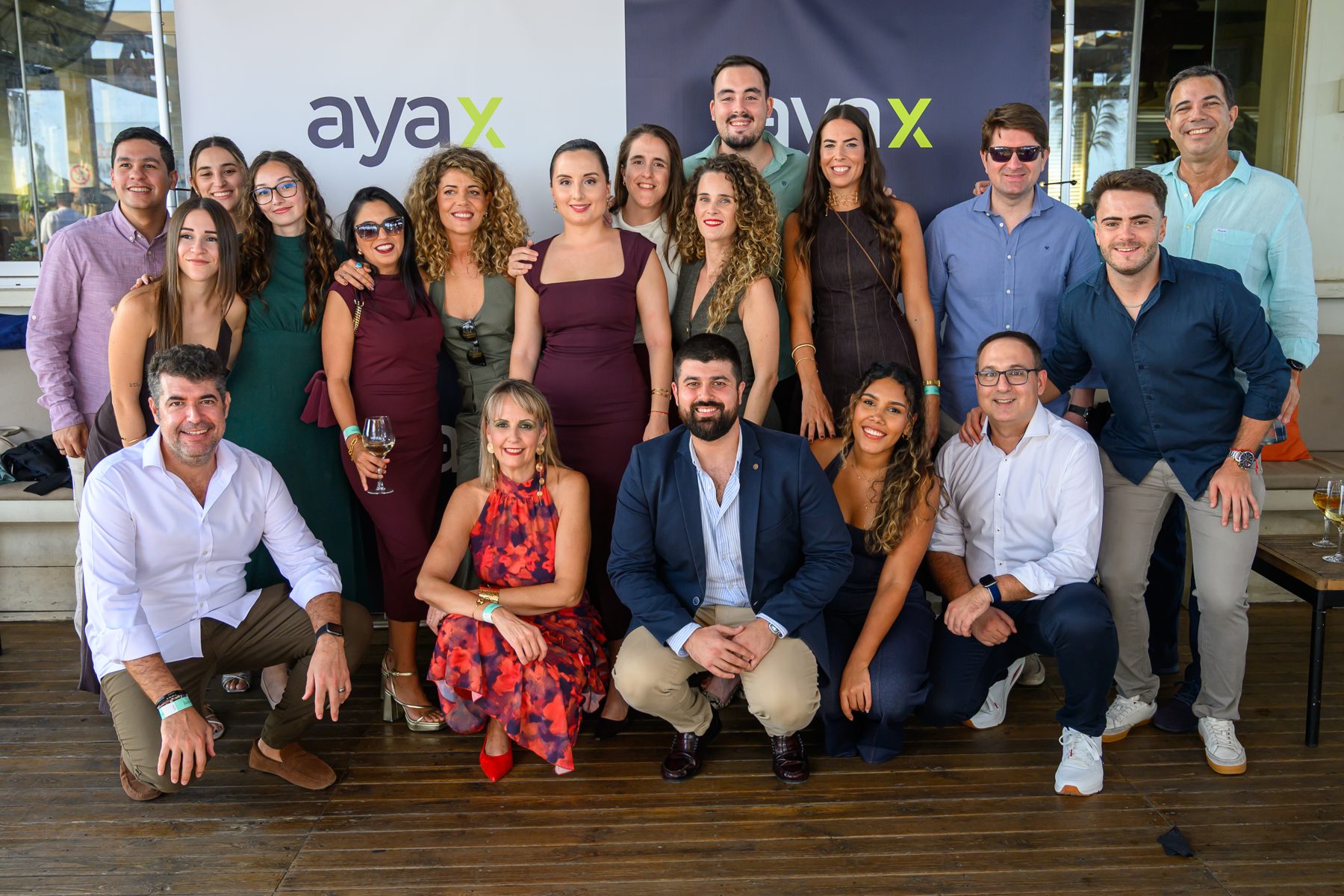 Foto de grupo del equipo de una empresa ante su photocall