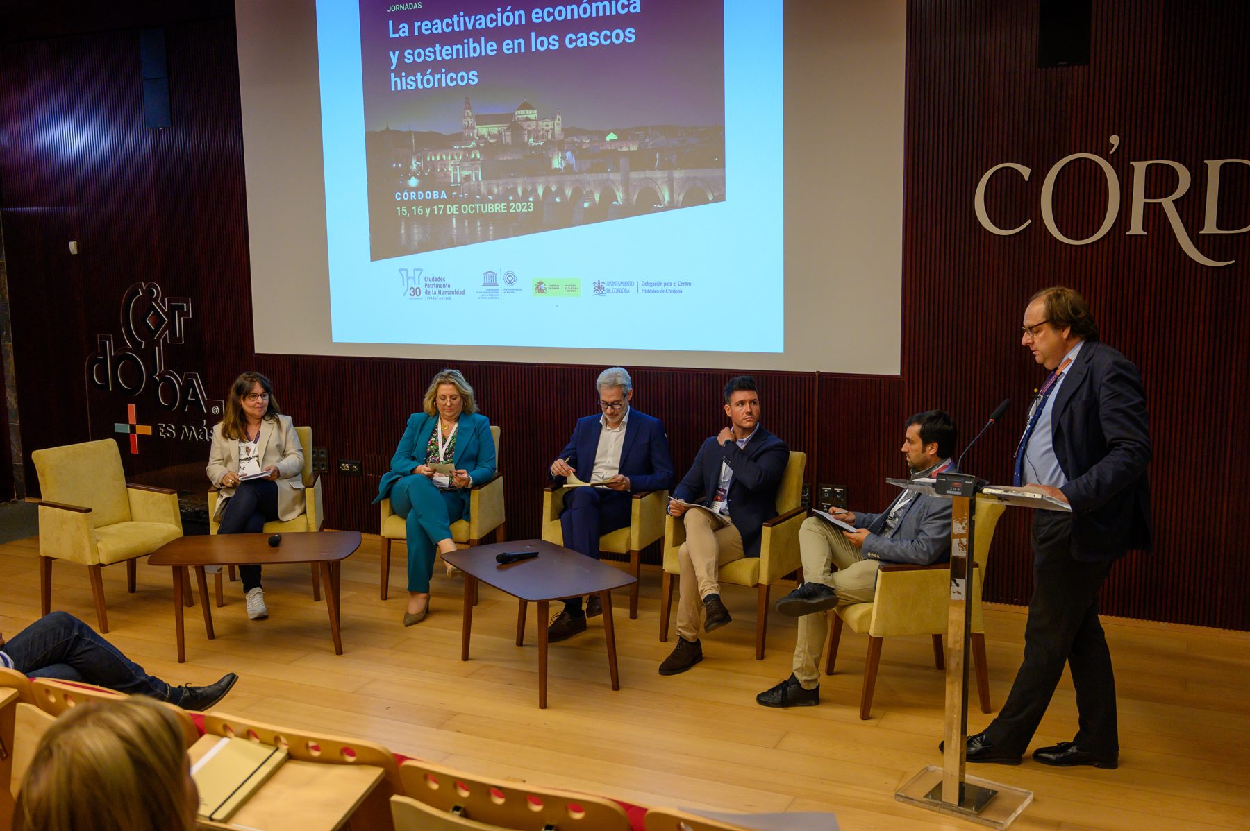 Mesa redonda en un congreso en Córdoba