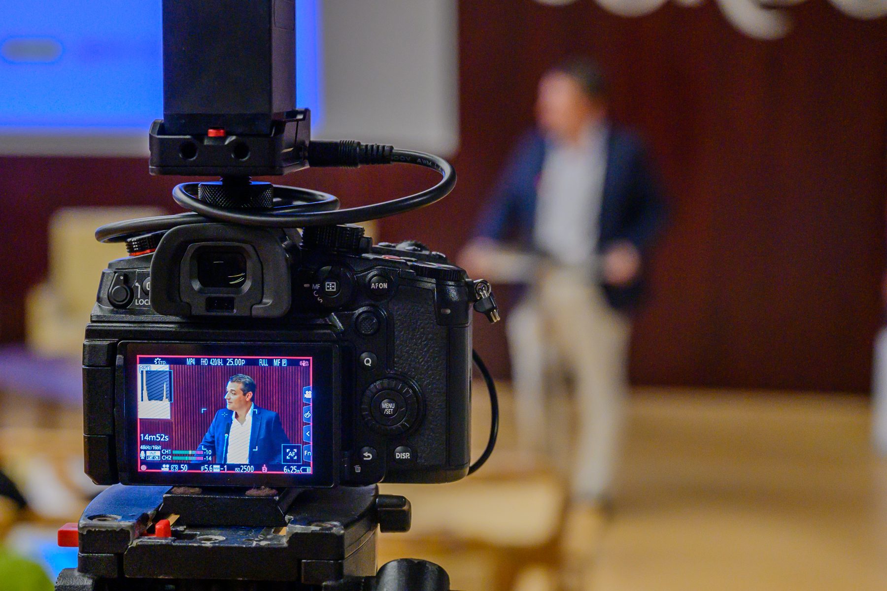 Cámara de vídeo grabando una ponencia en un congreso