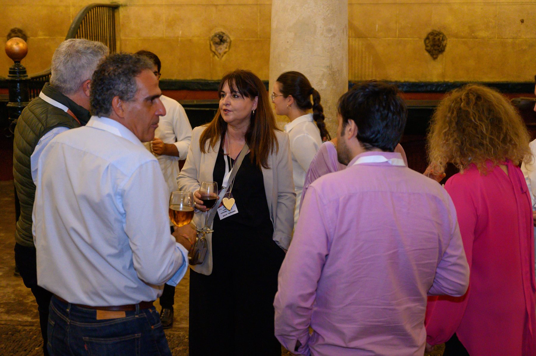 Asistentes conversando durante el networking de un congreso
