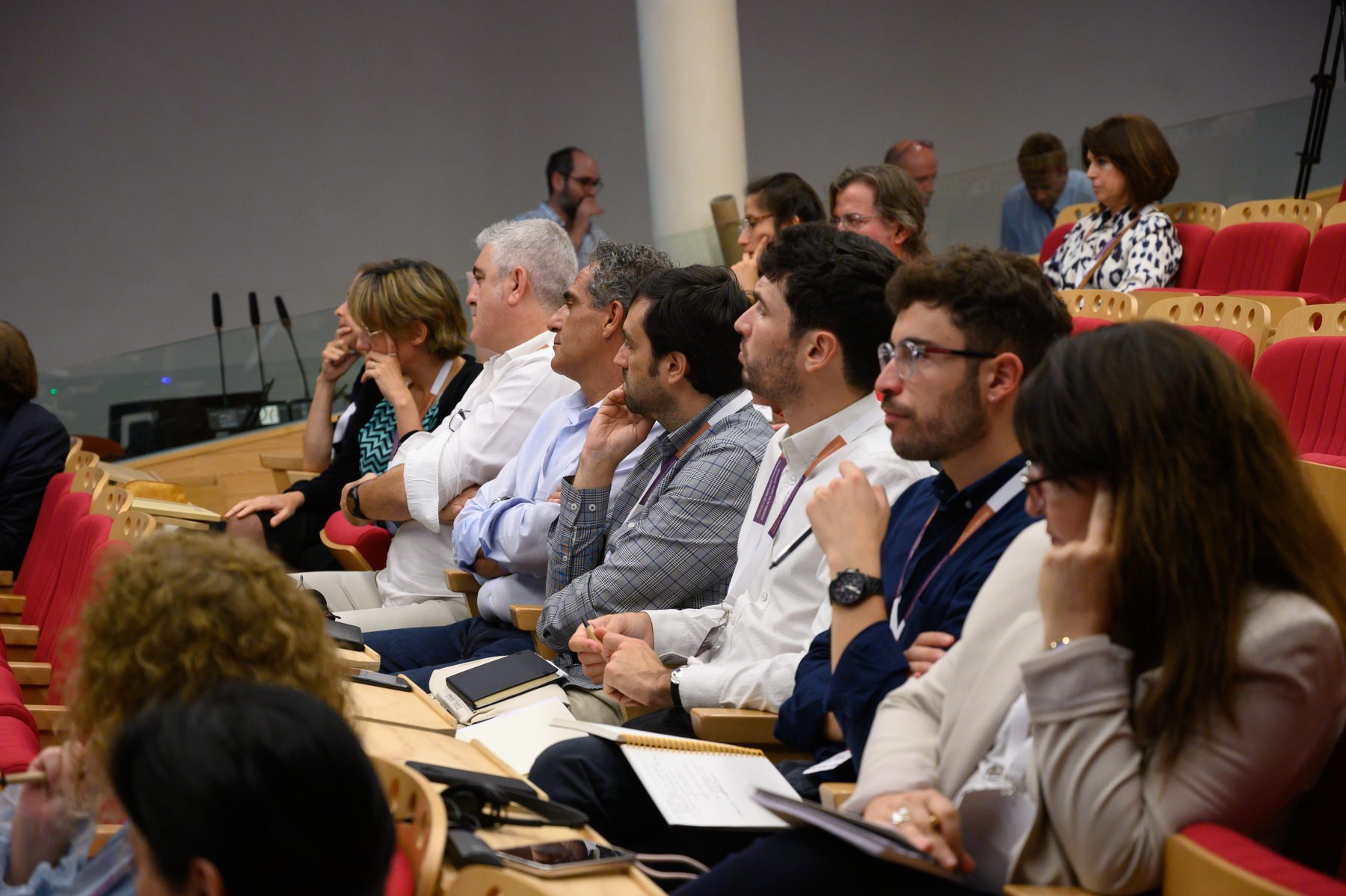 Público atento en el auditorio de un congreso