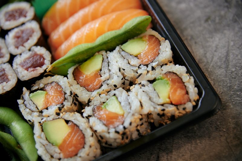 Bandeja de sushi con makis de salmón y aguacate y nigiris