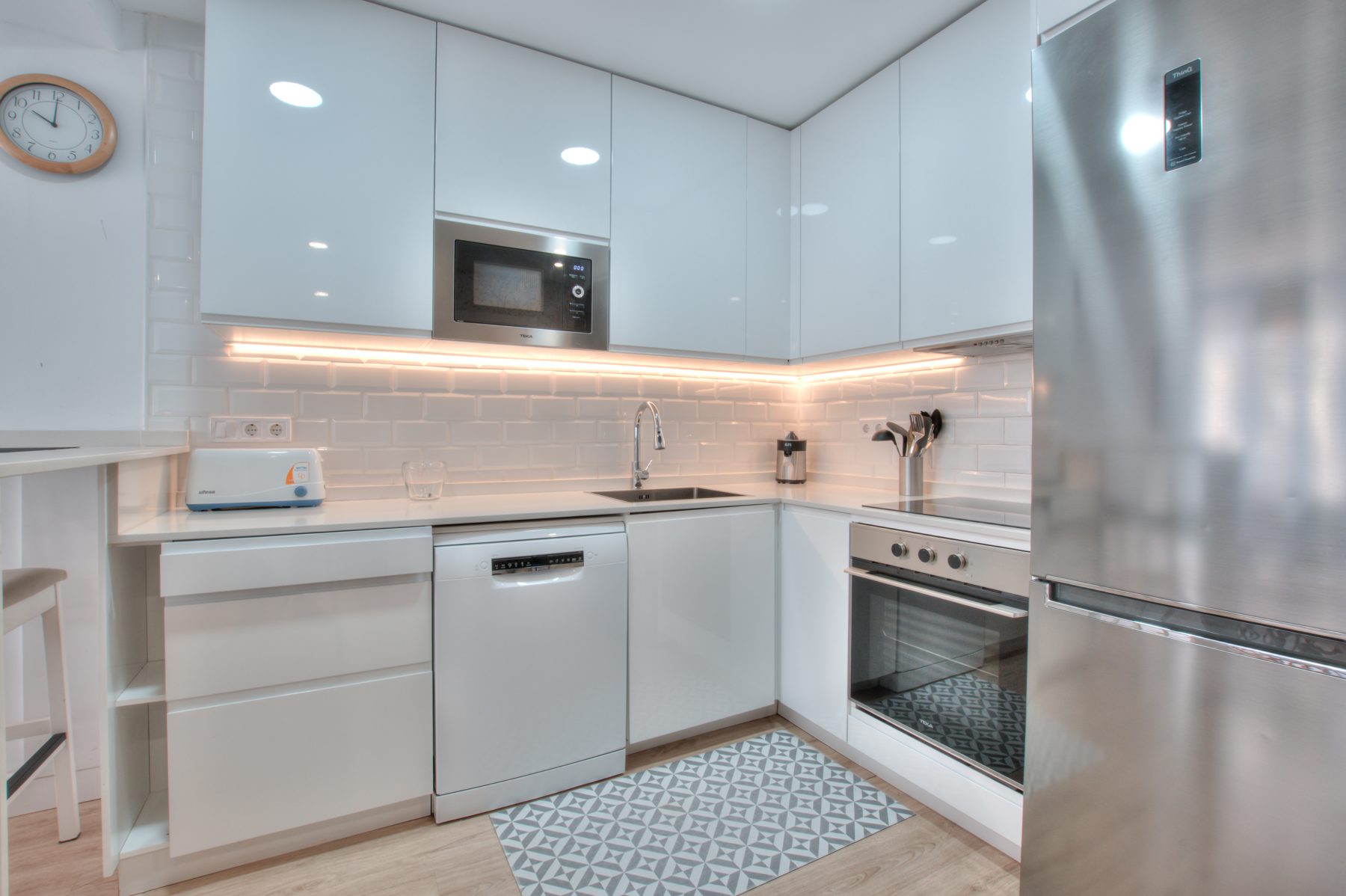 Cocina blanca moderna con luz LED