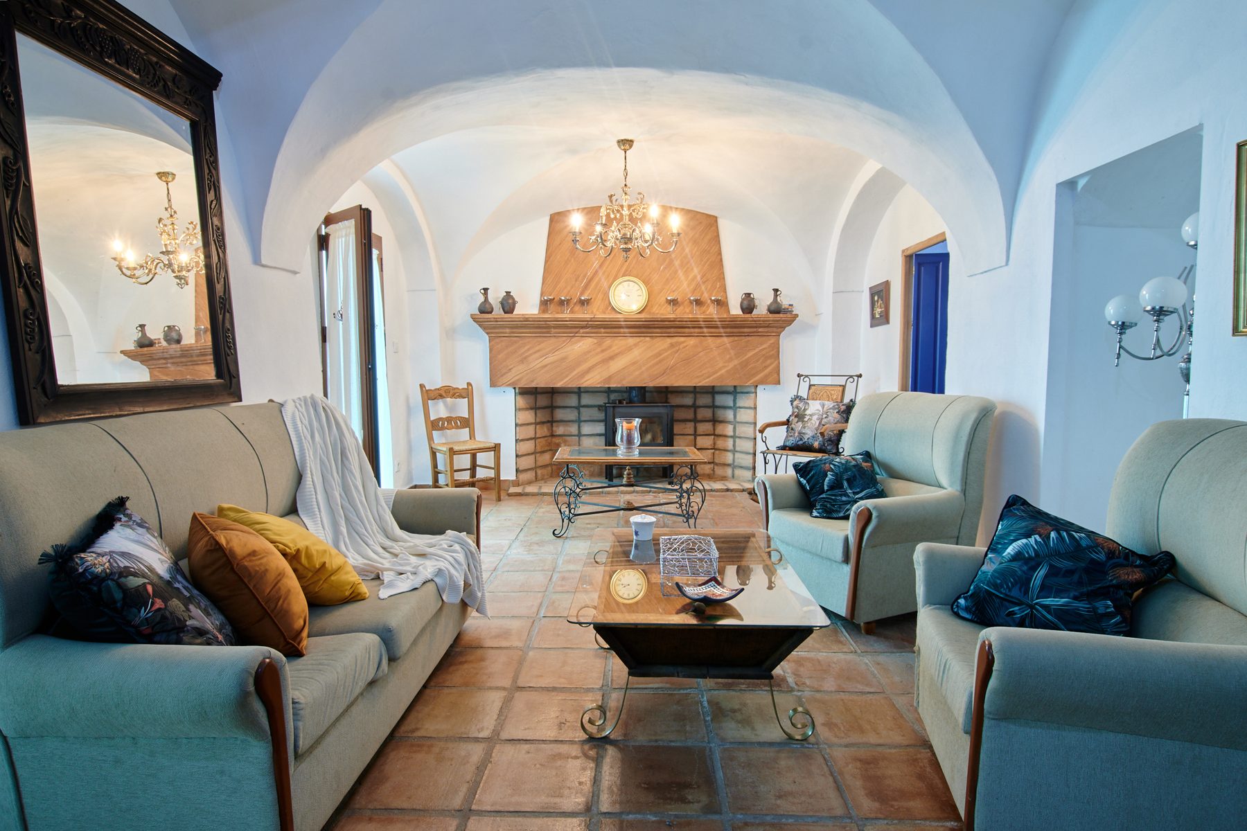 Salón de casa andaluza con techo abovedado y chimenea